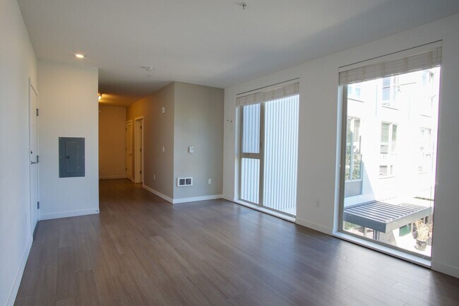 Photo - Heart of Sellwood: Fabulous Modern Studio Ready Mid-April! Unidad 210