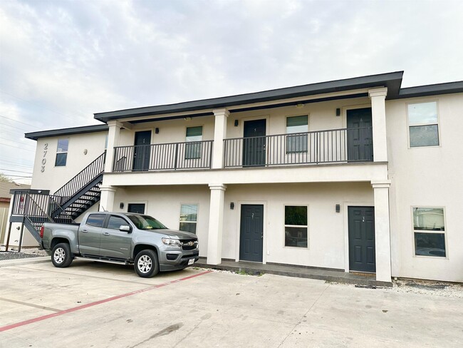 Building Photo - 2705 Mauricio St Unit 4