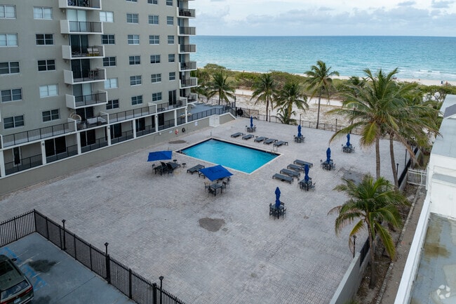 9273 Collins Ave - The Manatee