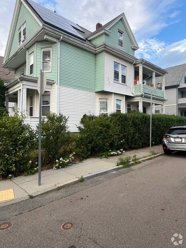Building Photo - 71 Litchfield St Unit #2 Rental
