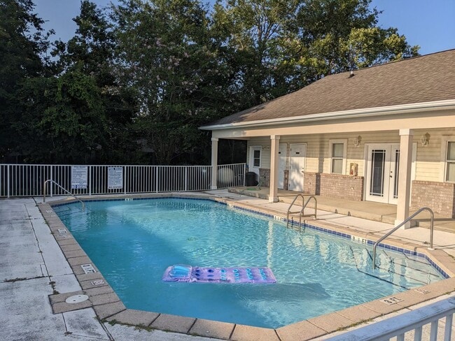 Townhouse with Pool Access. Assigned parking! - Townhouse with Pool Access. Assigned parking!