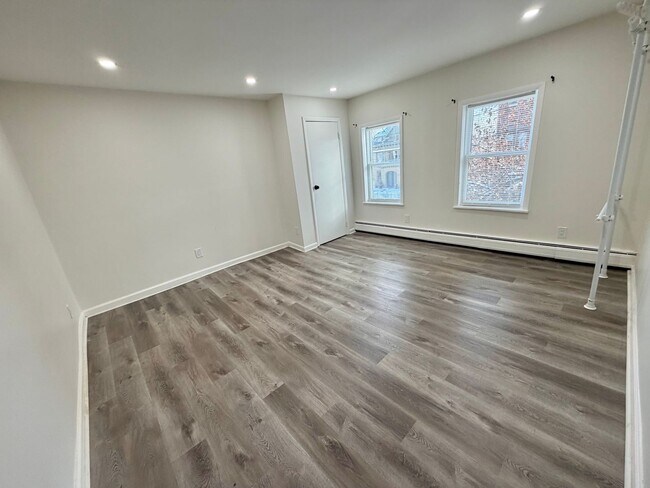 Photo - 283 Grand St