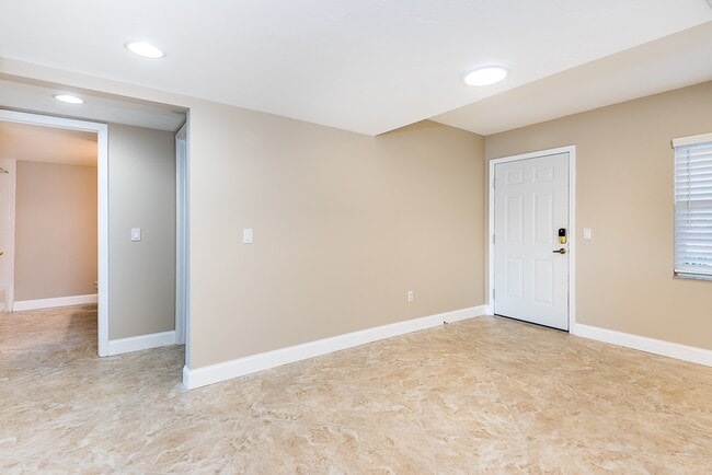 Photo - UPDATED GROUND FLOOR CONDO CLOSE TO 1-75