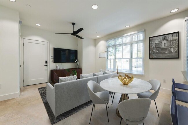 Photo - 408 W 38th St