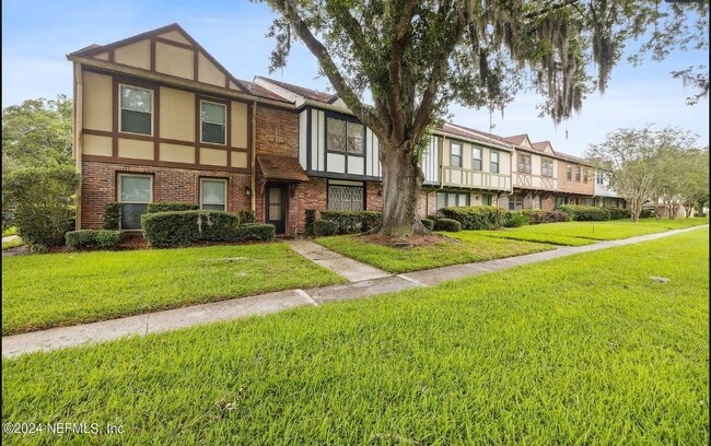 Photo - 8191 Trafalgar Sq