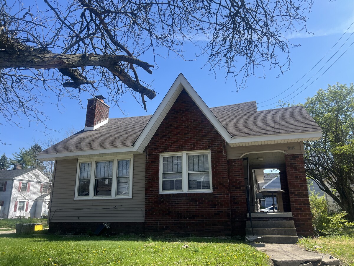 Photo - 918 Robinson St