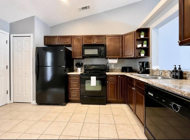 Photo - 142 Glasgow Ct