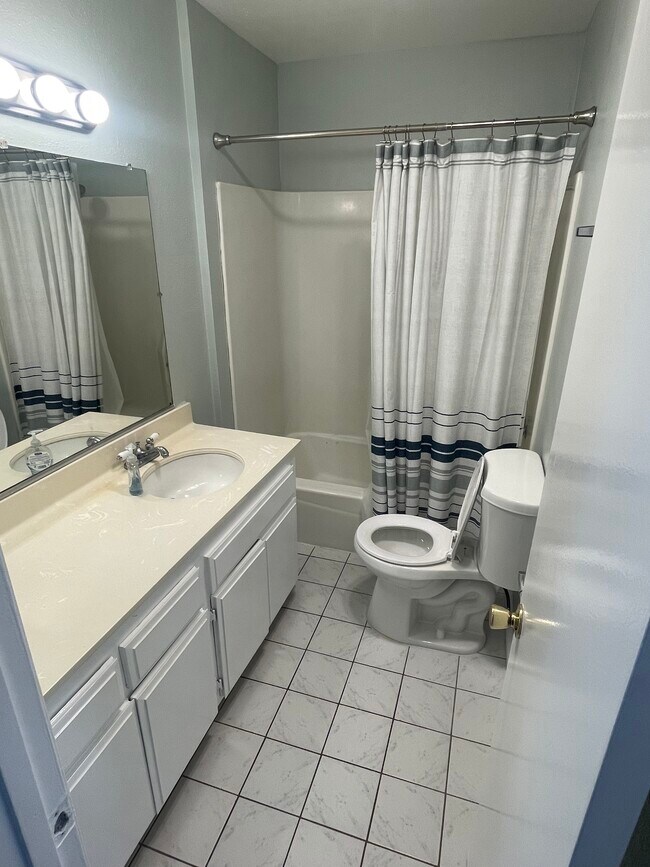 Photo - 810 W Lambert Rd