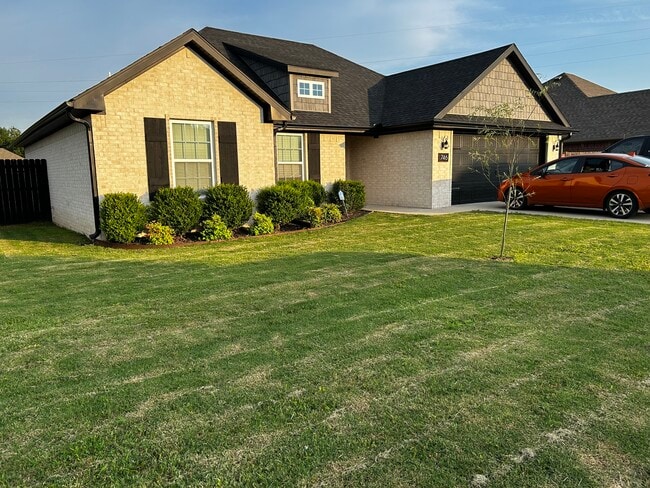 Building Photo - 746 Roselawn St