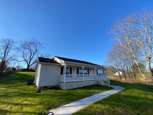 Building Photo - SUBLEASE through May 2026 3 Bedroom 2 Bath-Beautiful Views