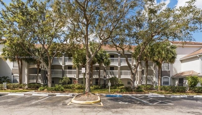 Building Photo - 13929 Fairway Island Dr Rental