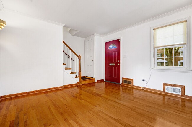 Photo - 624 Faraday Pl NE House