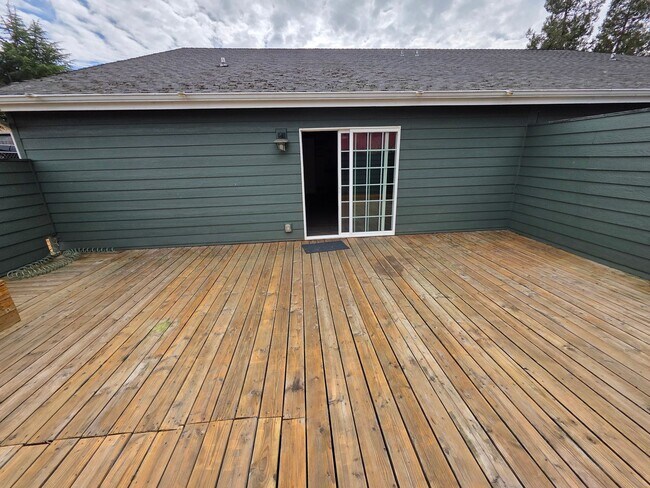 Photo - Large 3 bedroom 2 bath duplex. 1520 sq ft, vaulted ceilings