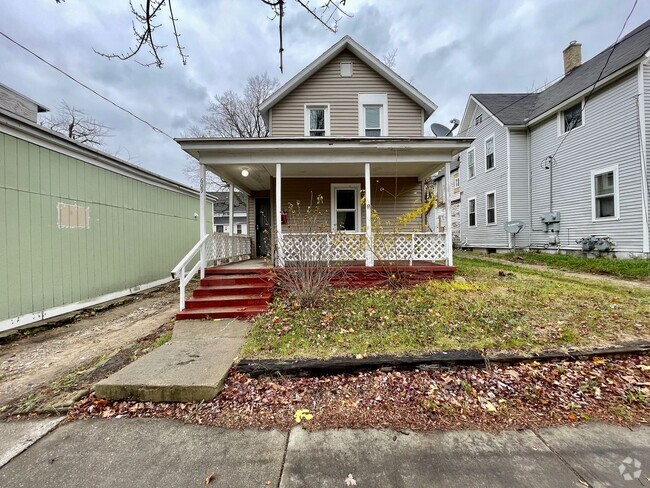 Building Photo - Three Bedroom Home in Southeast Grand Rapids