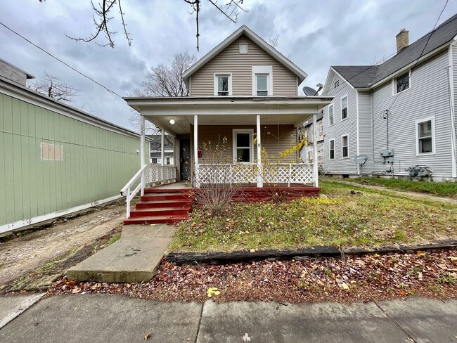 Three Bedroom Home in Southeast Grand Rapids - Three Bedroom Home in Southeast Grand Rapids