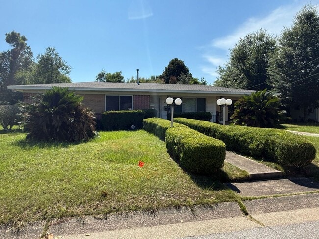 Building Photo - Pensacola - Lakeview - 3 bedroom, 2 bathroom Rental