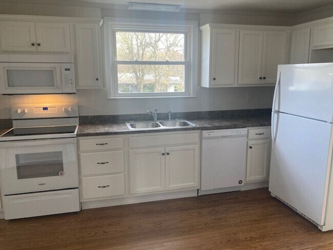 Photo - Auburntown TN - 1700 SF, 3BR/2BA, Full Basement, 2 Car Garage, 1 Acre