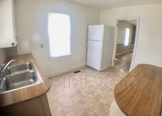 Photo - 909 Douglas St