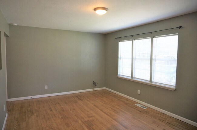 Photo - 2 Bed 1 Bath 1 Car Garage in the Village R...