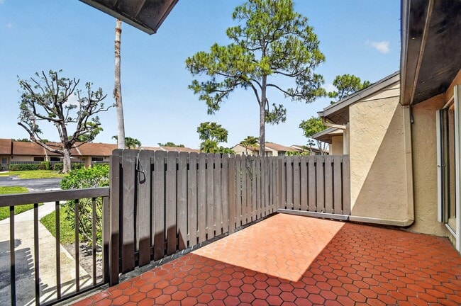 Photo - 704 Sunny Pine Way