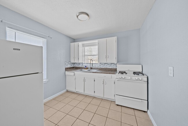 Building Photo - 904 Beverly Ave Unit C