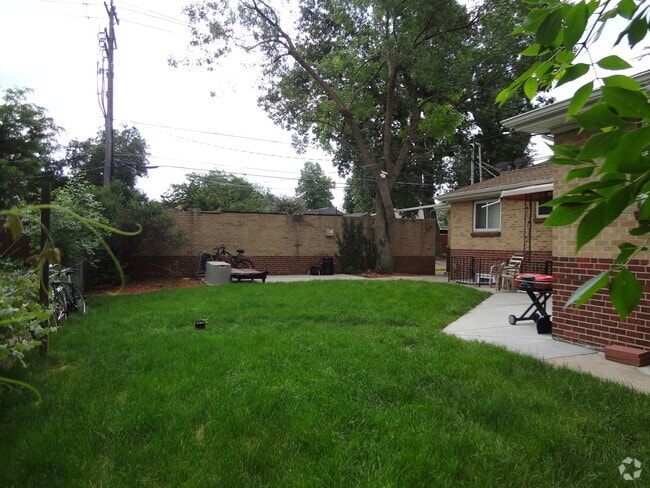 Building Photo - Two Bedroom Apartment With Hardwood Floors... Unit 1920 South Columbine Street