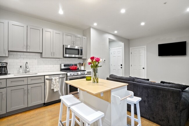Building Photo - 17 Howes St Unit 1