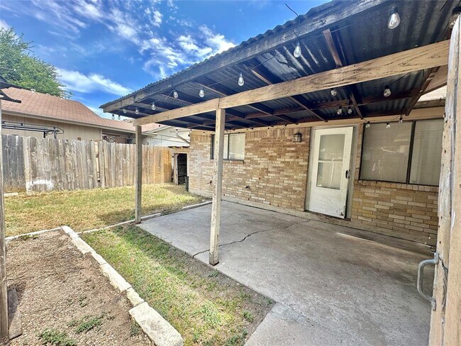 Photo - 207 W William Cannon Dr