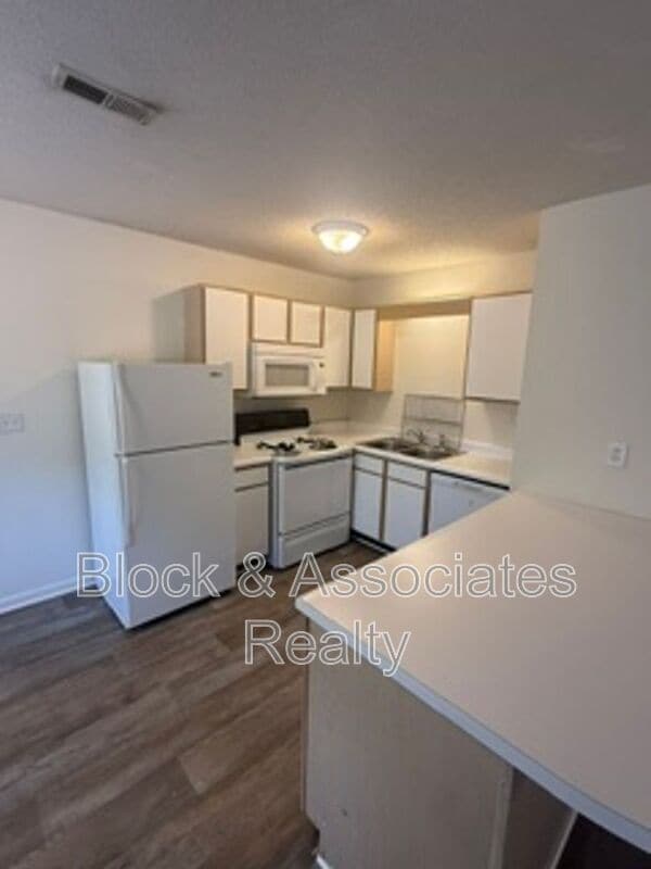 Photo - 656 Cascade Ave Unit Apt B
