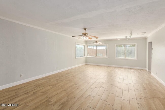 Photo - 547 E Belmont Ave