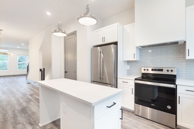 Building Photo - Beautiful 2bd/2.5ba Contemporary Townhome ...