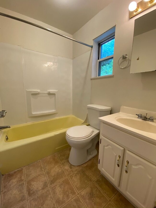 Photo - Spacious 1 Bedroom Apartment in South Oakland! Call Today to Schedule an Appointment! Unidad 77#3