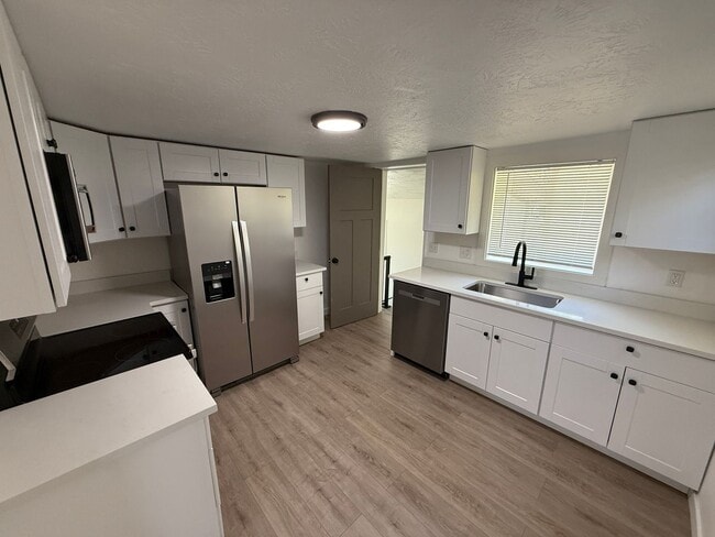 Building Photo - Newley renovated 4 bedroom home!