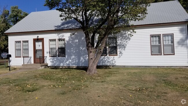 Building Photo - 3 Bedroom, 1 Bathroom House in Hoisington, KS