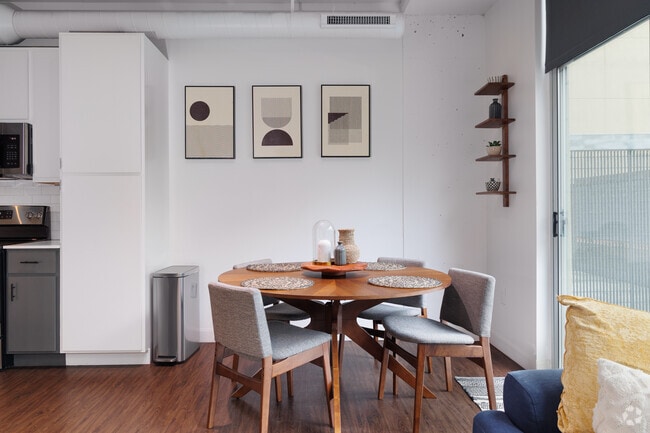 1BR, 1BA - 745SF - PERSHING - Dining room