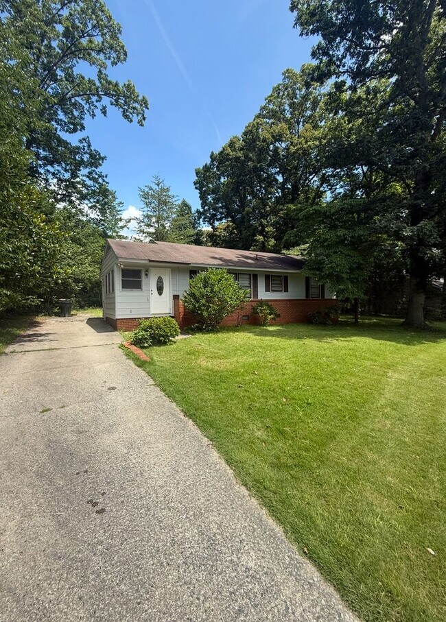 Charming 3-Bedroom Home with Huge Workshop... - Charming 3-Bedroom Home with Huge Workshop...