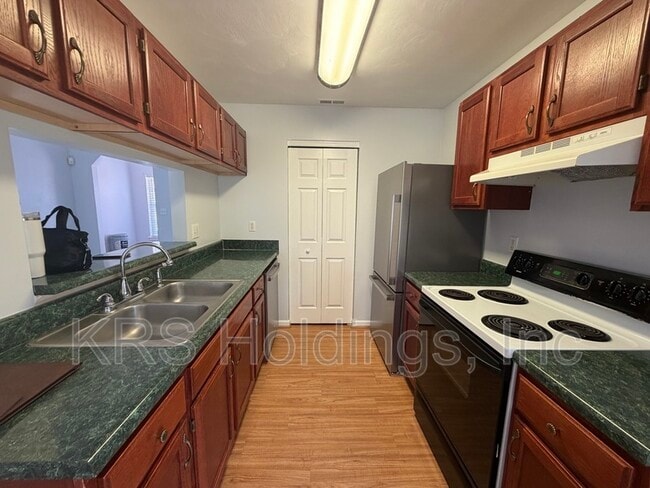 Photo - 128 Majestic Dr N