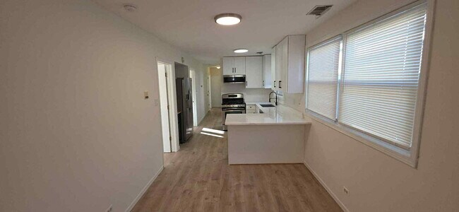 Photo - 445 W 37th St