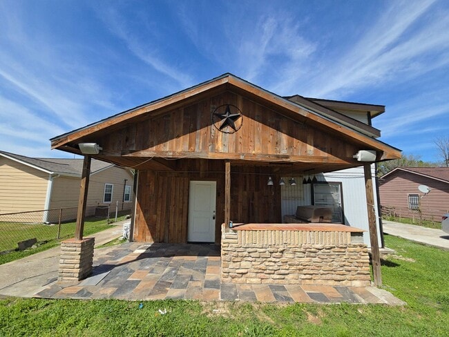 Building Photo - 9010 Linda Vista Rd Unit B