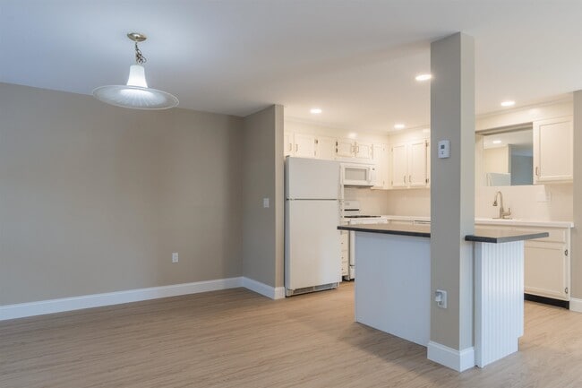 Photo - 185 Indian Rock Rd