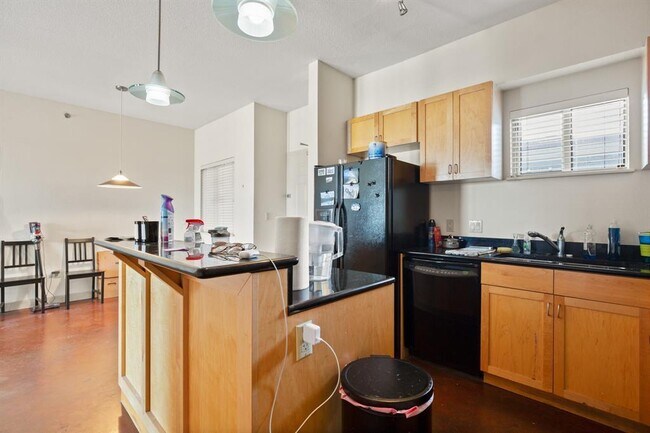 Photo - 711 W 26th St Unidad 700
