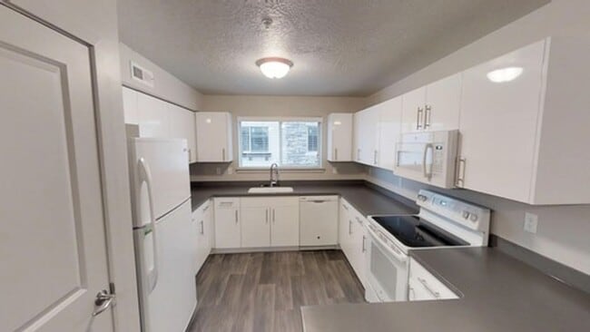 Photo - 2 BED 1 BATH APARTMENT FOR RENT IN OREM!!! Unit D #301