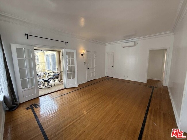 Building Photo - 157 N La Peer Dr Unit D