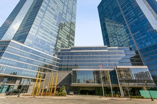 Building Photo - 5 Renaissance Square Unit 18B Rental