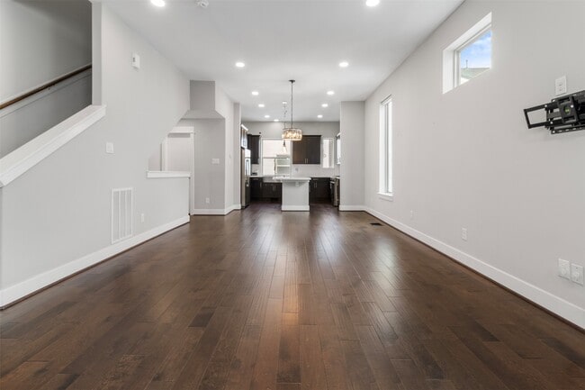 Photo - 719 Schwartz St