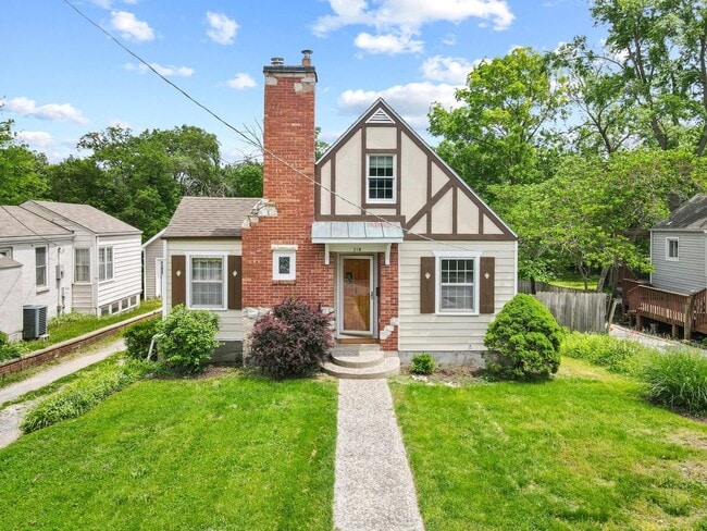 Building Photo - 5 Bed / 2 Bath Tudor Revival in Central Co... Rental