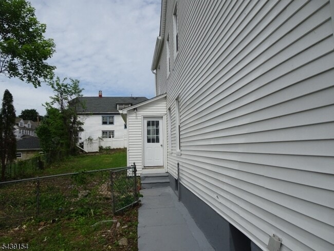 Photo - 689 Sayre Ave