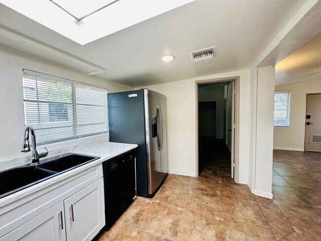 Photo - 6 Bedroom / 3 Bathroom House with Washer, ...