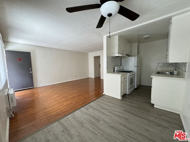 Building Photo - 5811 Harold Way Unit 2 Rental