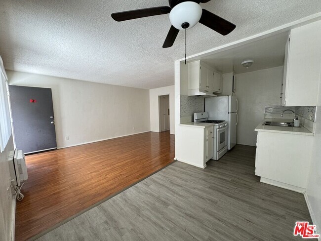 Building Photo - 5811 Harold Way Unit 2 Rental